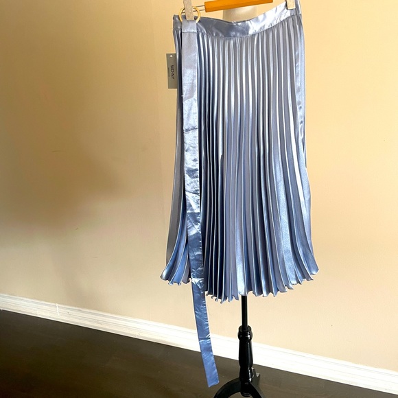 Stunning pleated Skirt w belt NWT - Picture 4 of 4